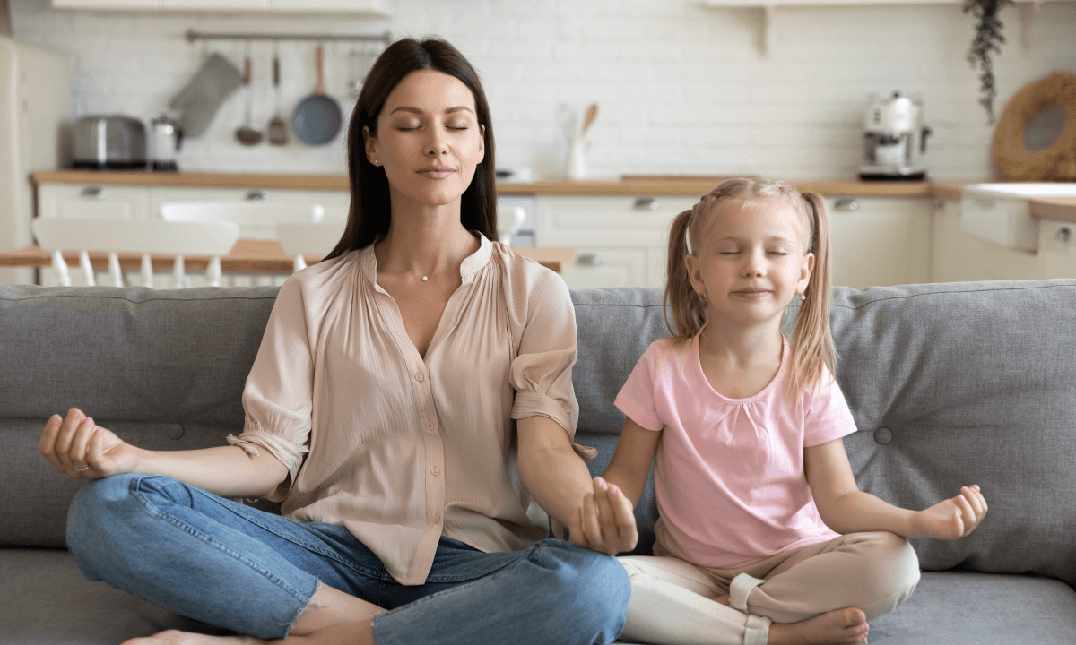 Mama i kćer meditiraju